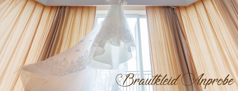 Brautkleid Anprobe im Brautgeschäft