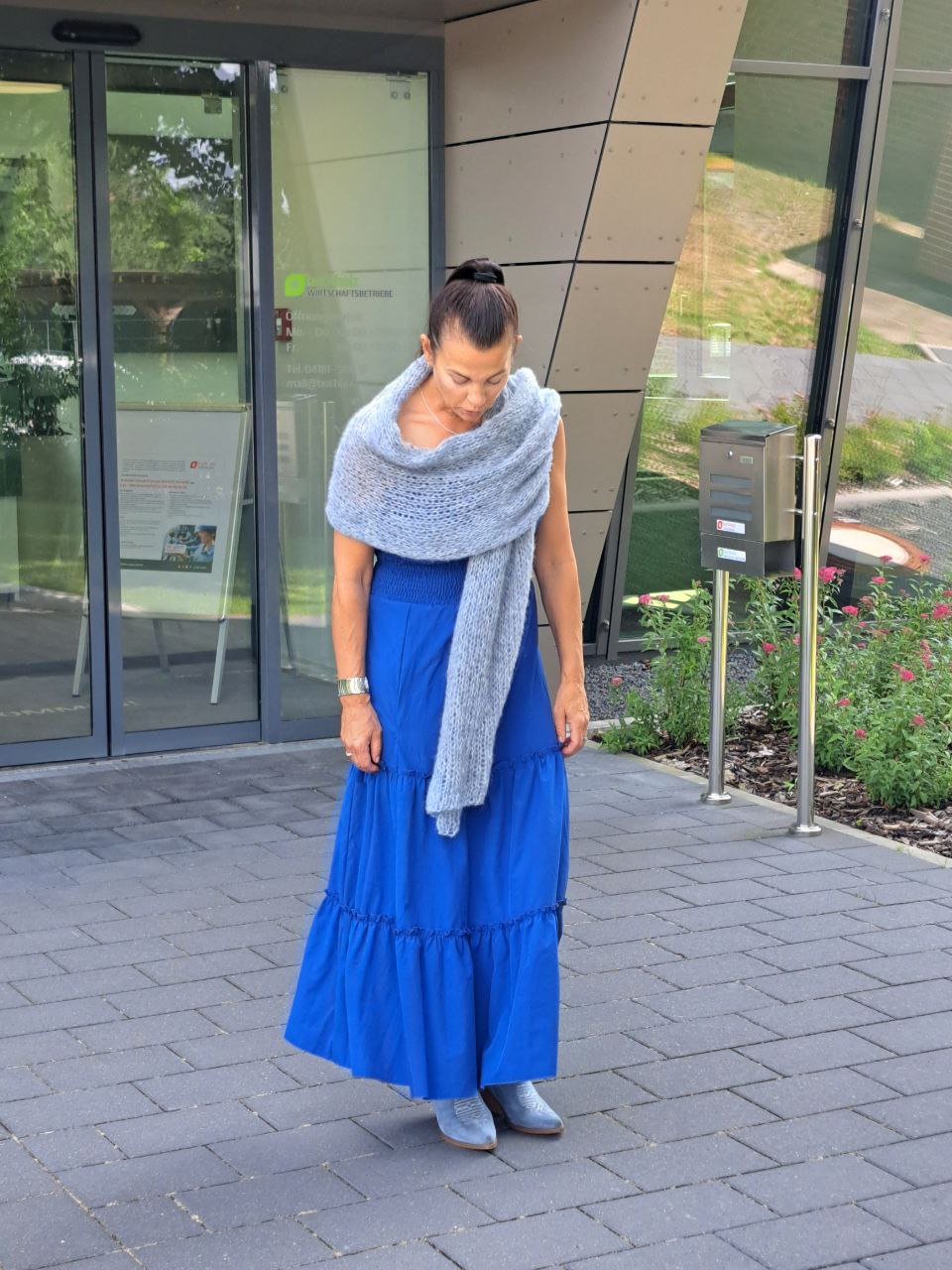 Leichte Stola mit glauem Kleid