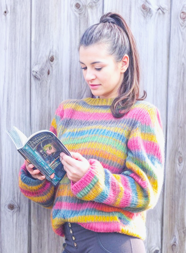 Reiki bunter Strickpullover Frau mit Buch