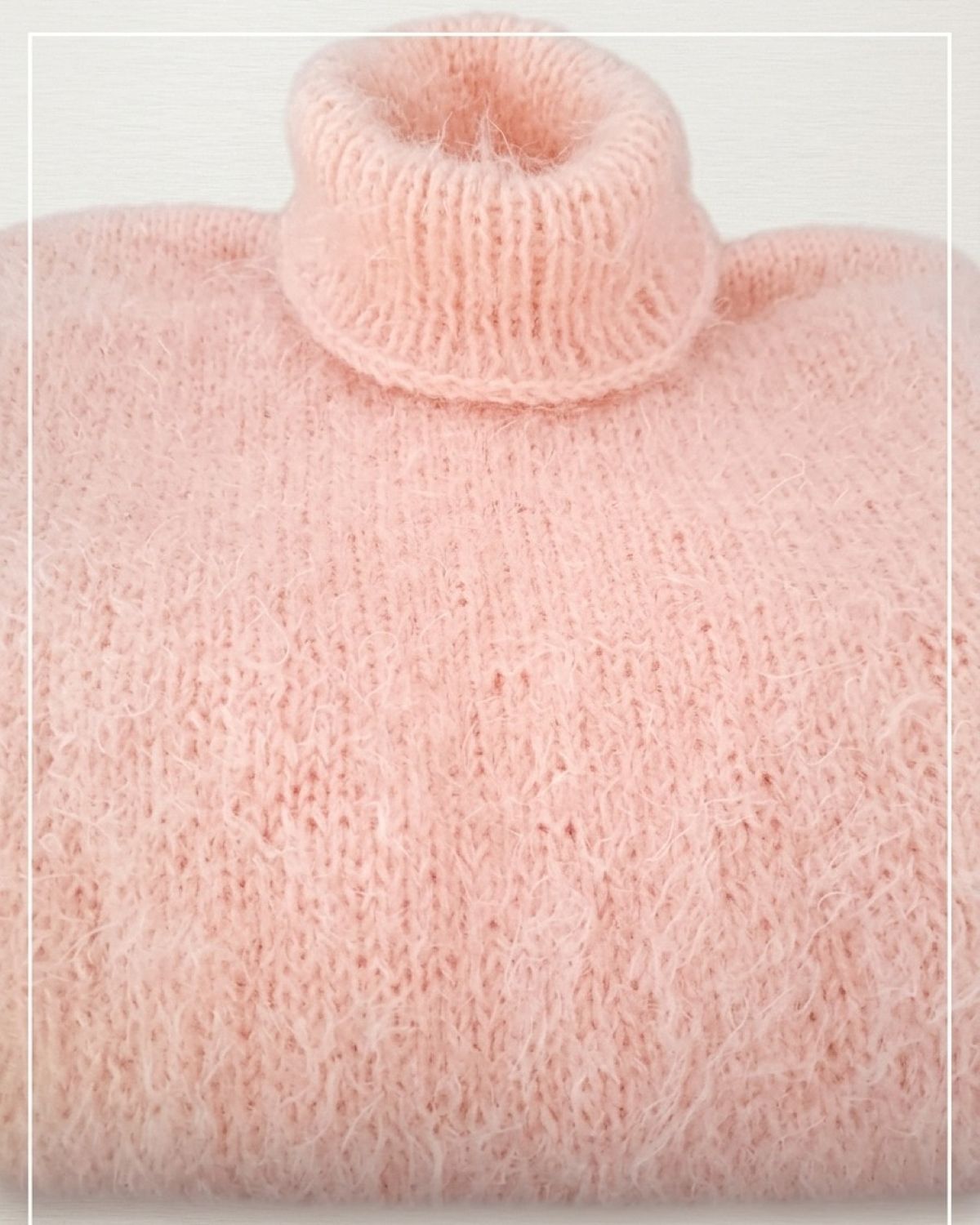 Flauschpullover aus Beaugency Wolle handgestrickt mit Rollkragen von Beemohr