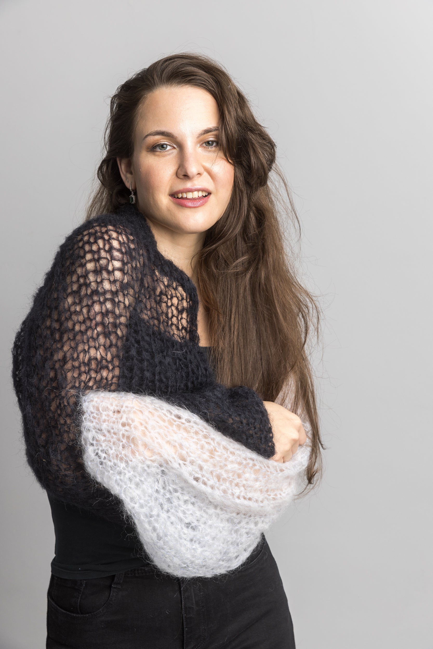 Bolero in schwarz und grau gestrickt