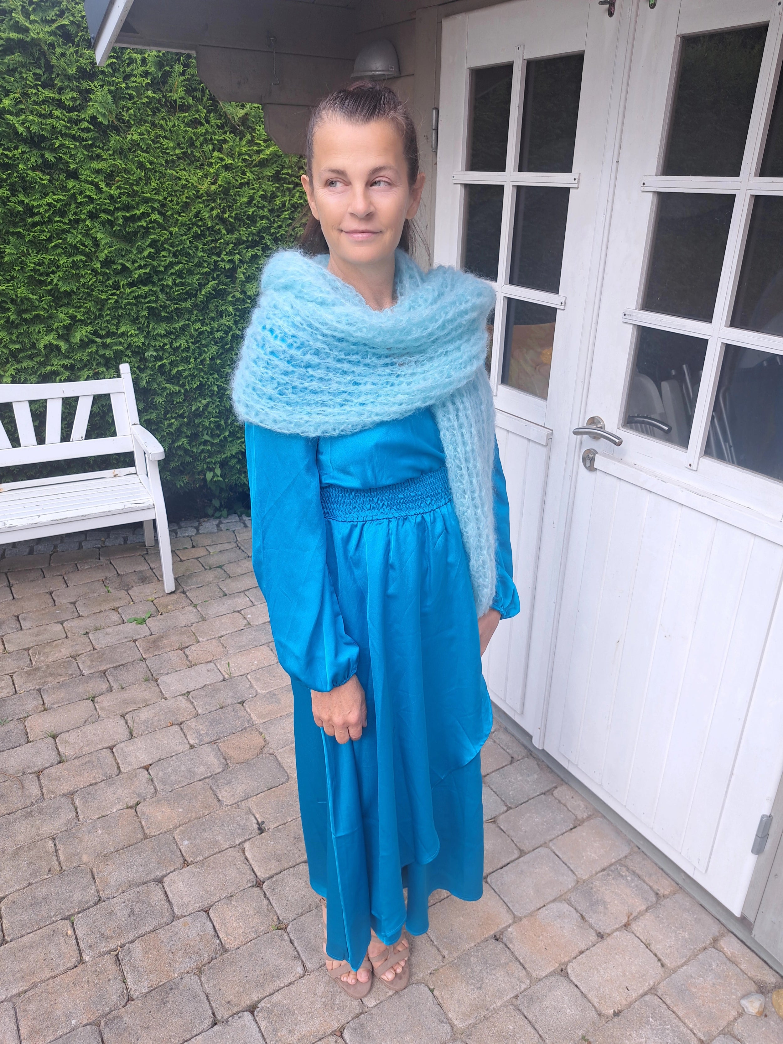 Beemohr mit türkisen Kleid mit Stola