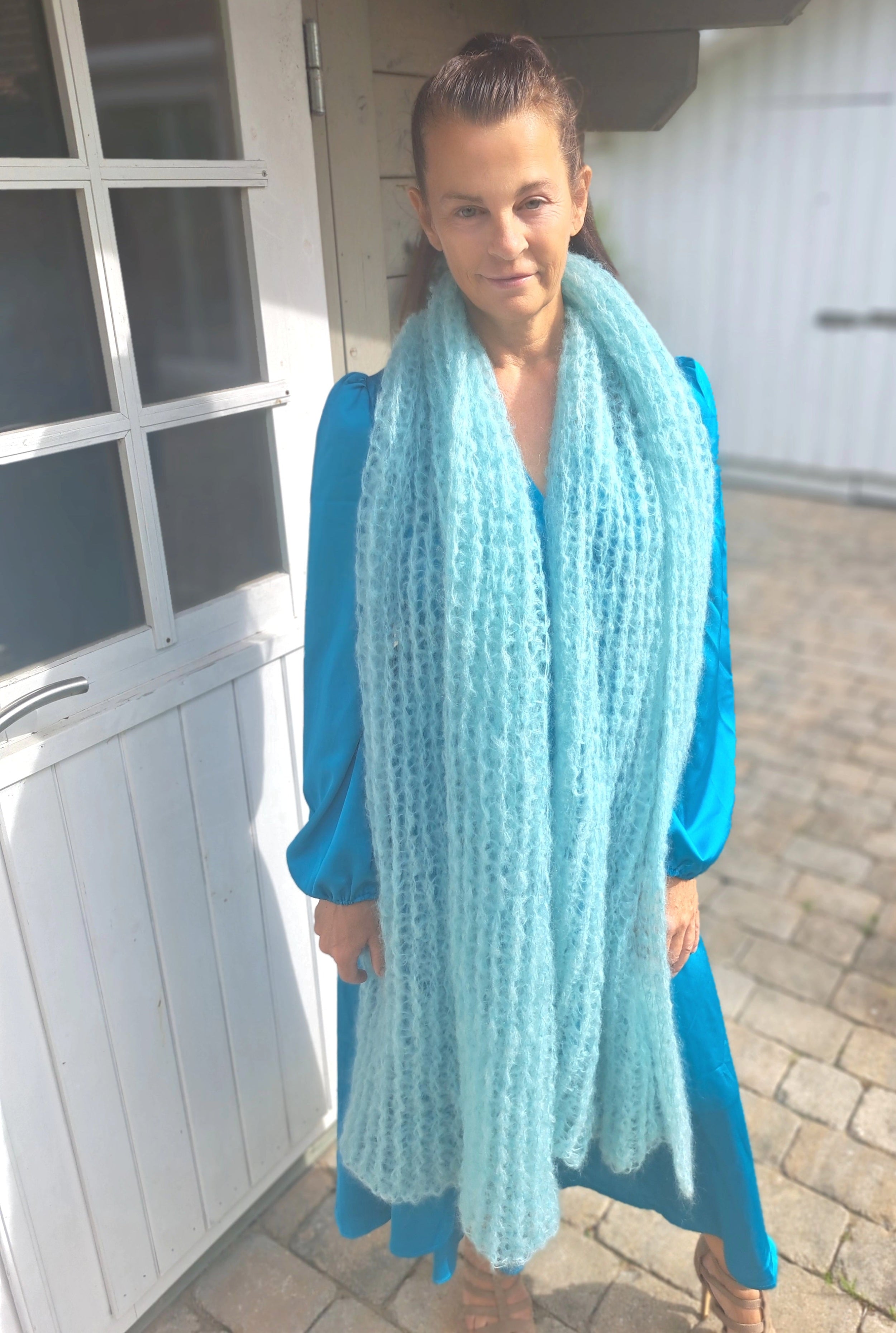 Lächelnde Frau am Meer mit Stola