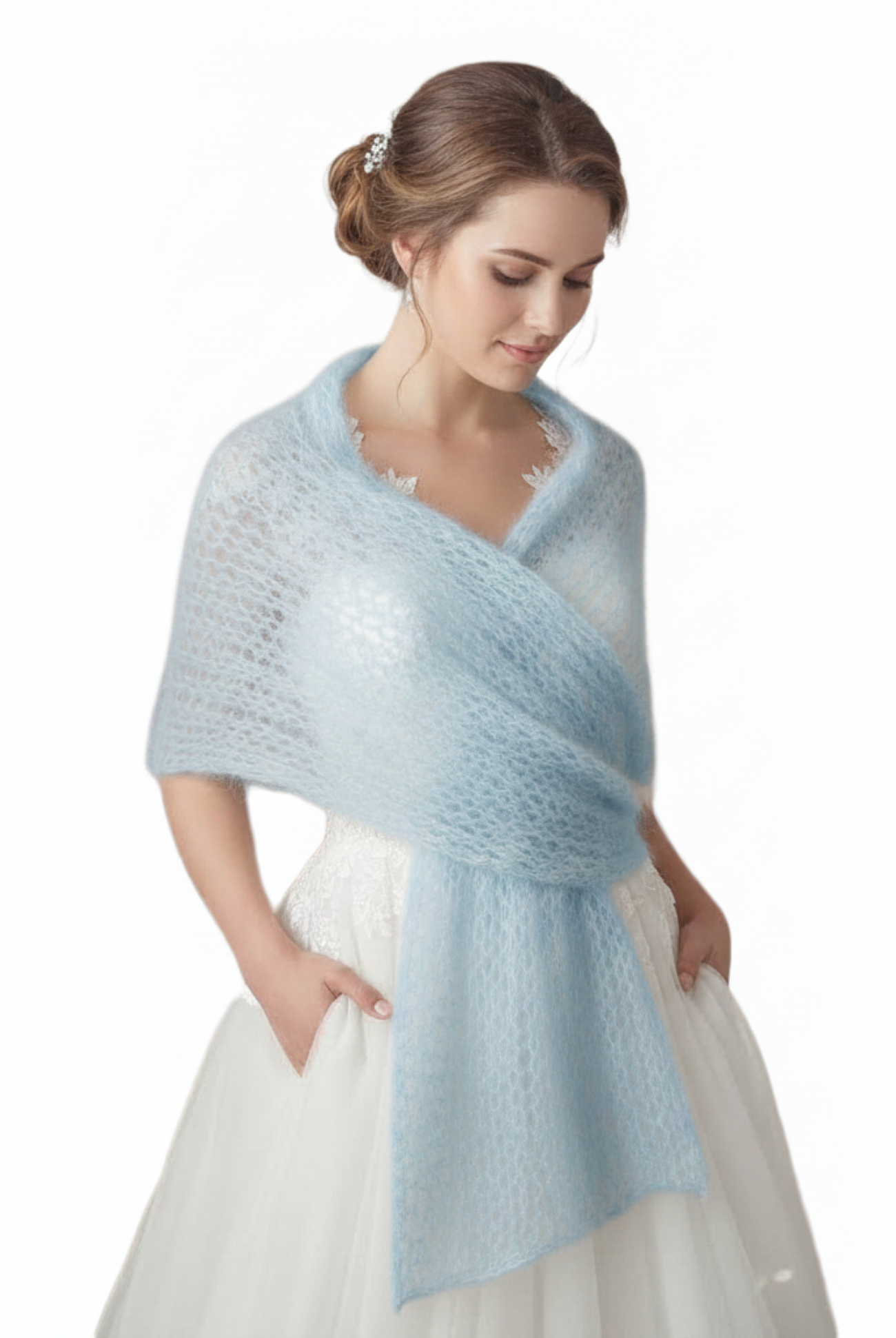 Hellblau Stola zum weißen Brautkleid von Beemohr