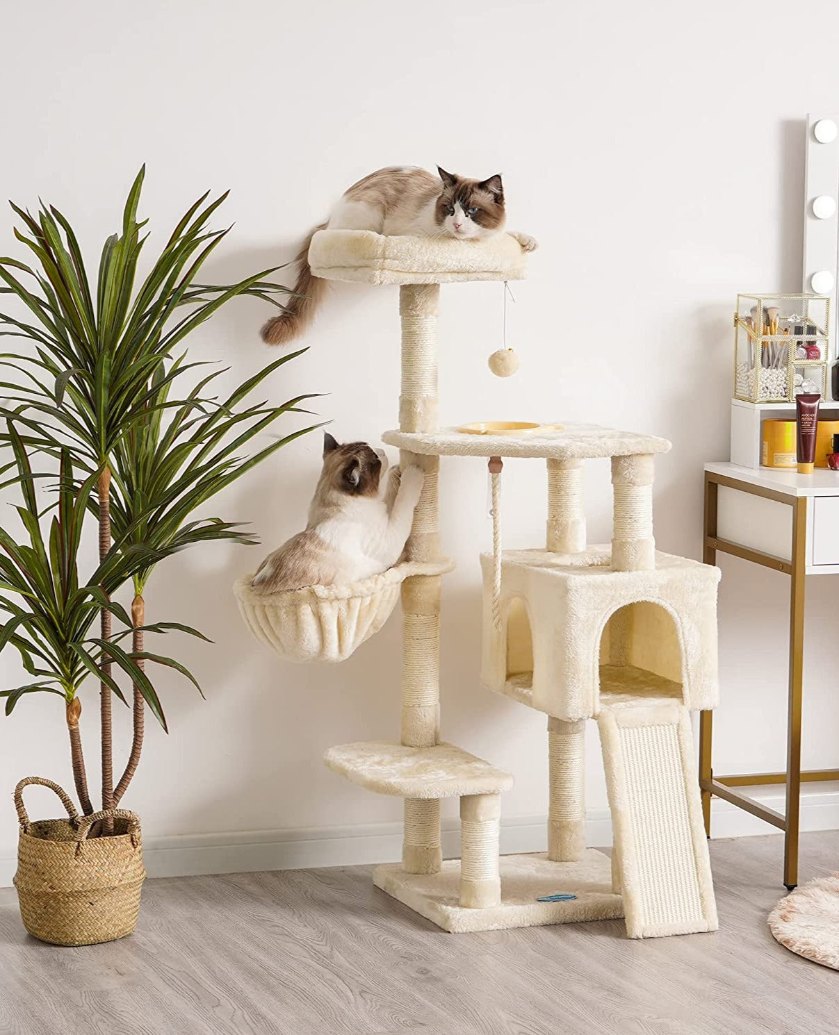 Kratzbaum in beige mit Napf und Häuschen 1,26 m für Katzen