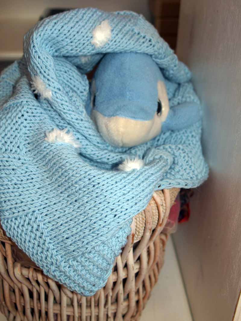 Strickanleitung: für eine Babydecke mit Schneebällen im Karo - Muster - Beemohr