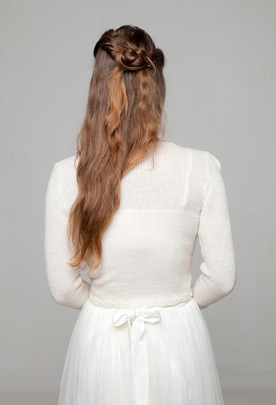 Bolero verziert mit Kuschelrand SANDRINE gestrickt aus einem Kaschmir-Mix ivory - für Königinnen - Beemohr