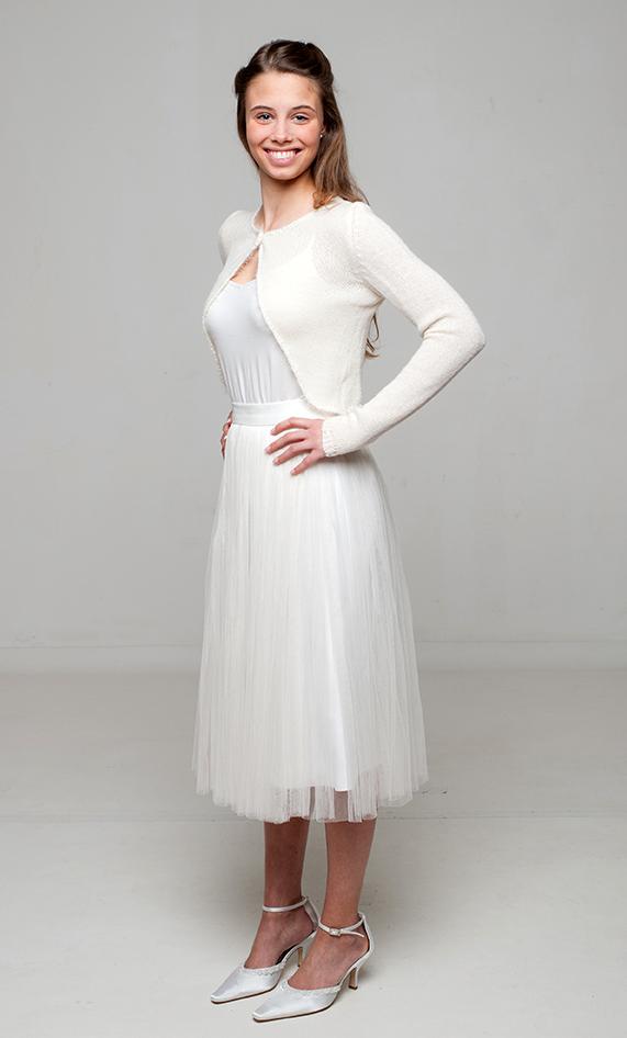 Bolero verziert mit Kuschelrand SANDRINE gestrickt aus einem Kaschmir-Mix ivory - für Königinnen - Beemohr