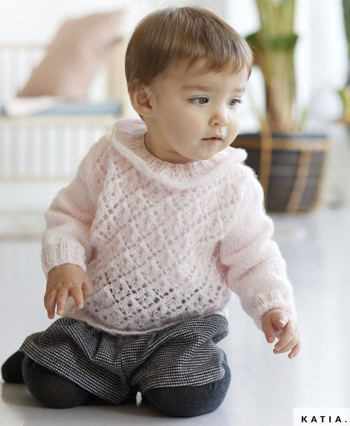 Süßer rosa pullover aus soft gratte