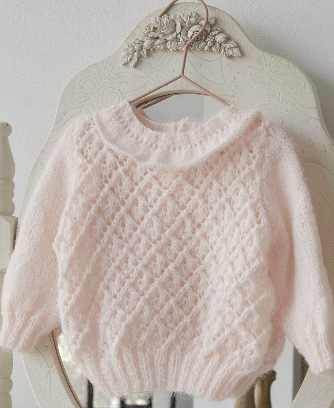 Süßer Mädchenpullover aus soft gratte