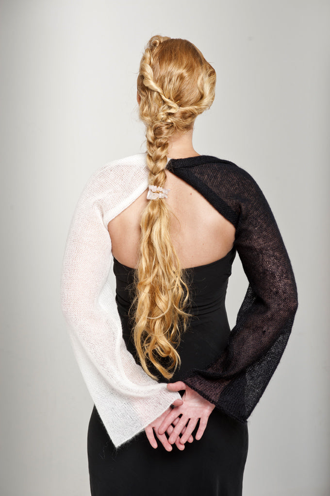 For You: Zweifarbiger Bolero Schal MS JOHNS in schwarz weiß gestrickt - Beemohr