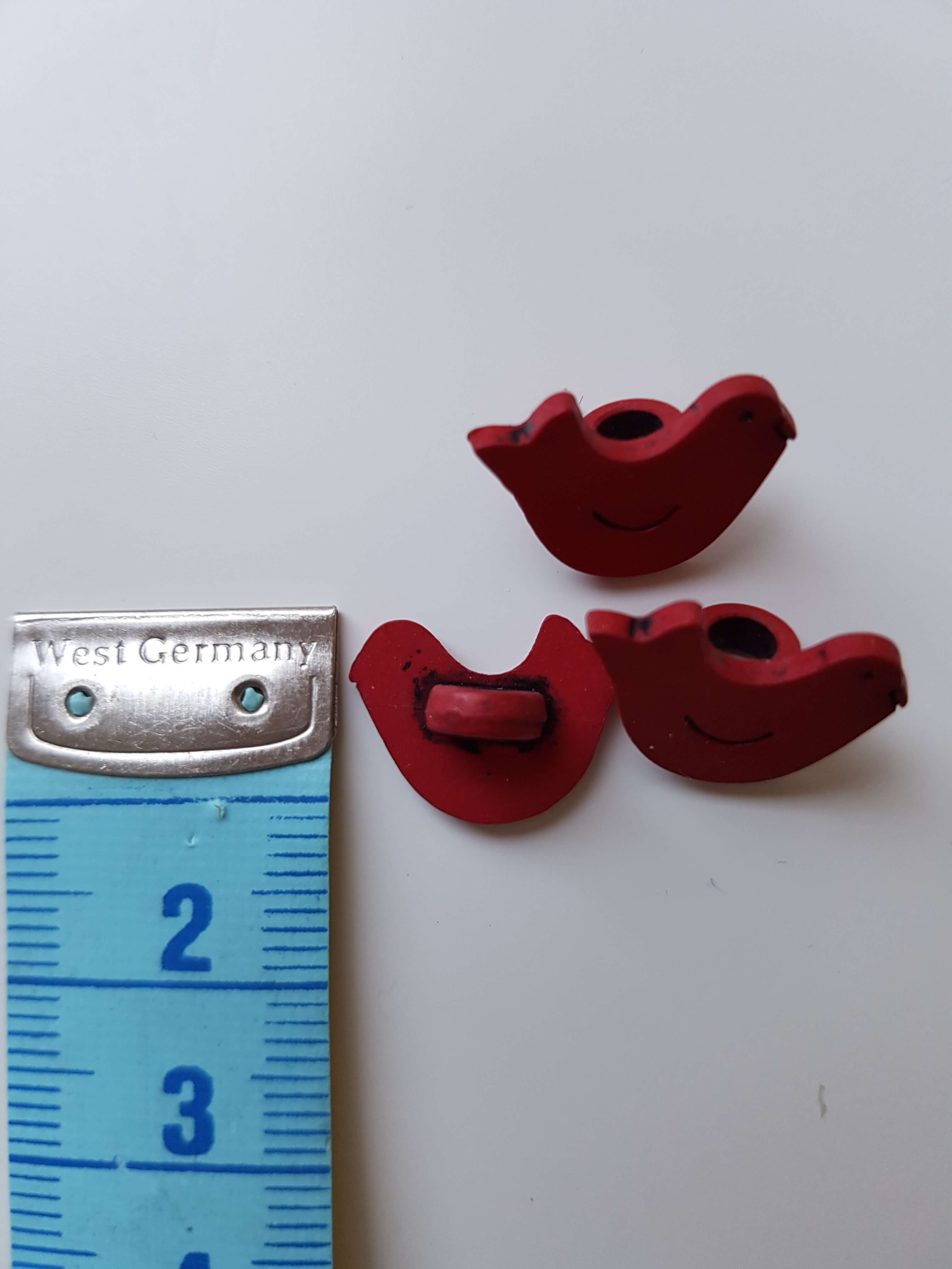 Vogel Knopf rot im Strickshop Beemohr