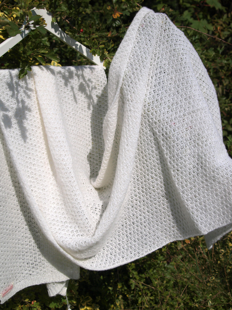FOR YOU: Leichte Lace Stola gestrickt für romantische Hochzeiten aus edlem Garn - Beemohr