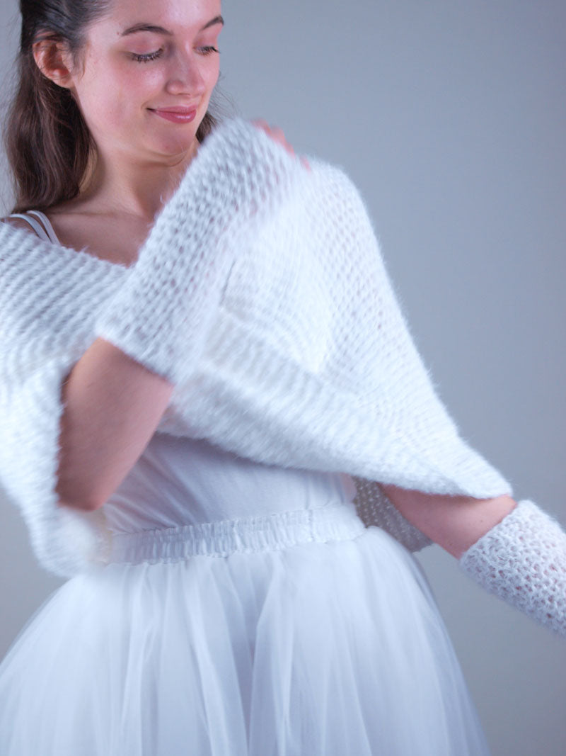 Strickloop SNOW und Stulpen in einer Strickbox mit kuscheliger Wolle in weiß, puder und hellblau - Beemohr