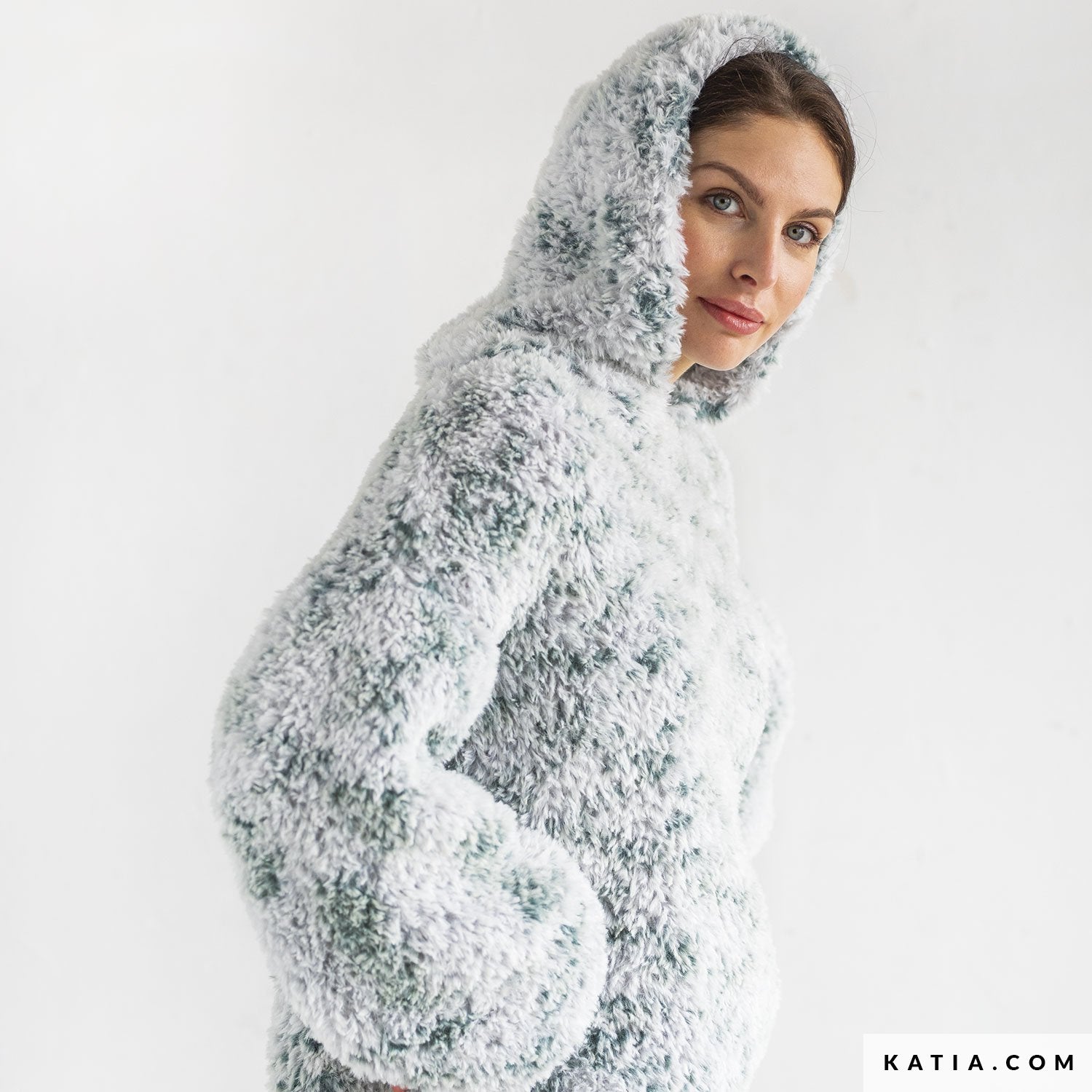 Strickset: Flauschiger Kapuzenpulli aus Polar Wolle von Katia - Beemohr