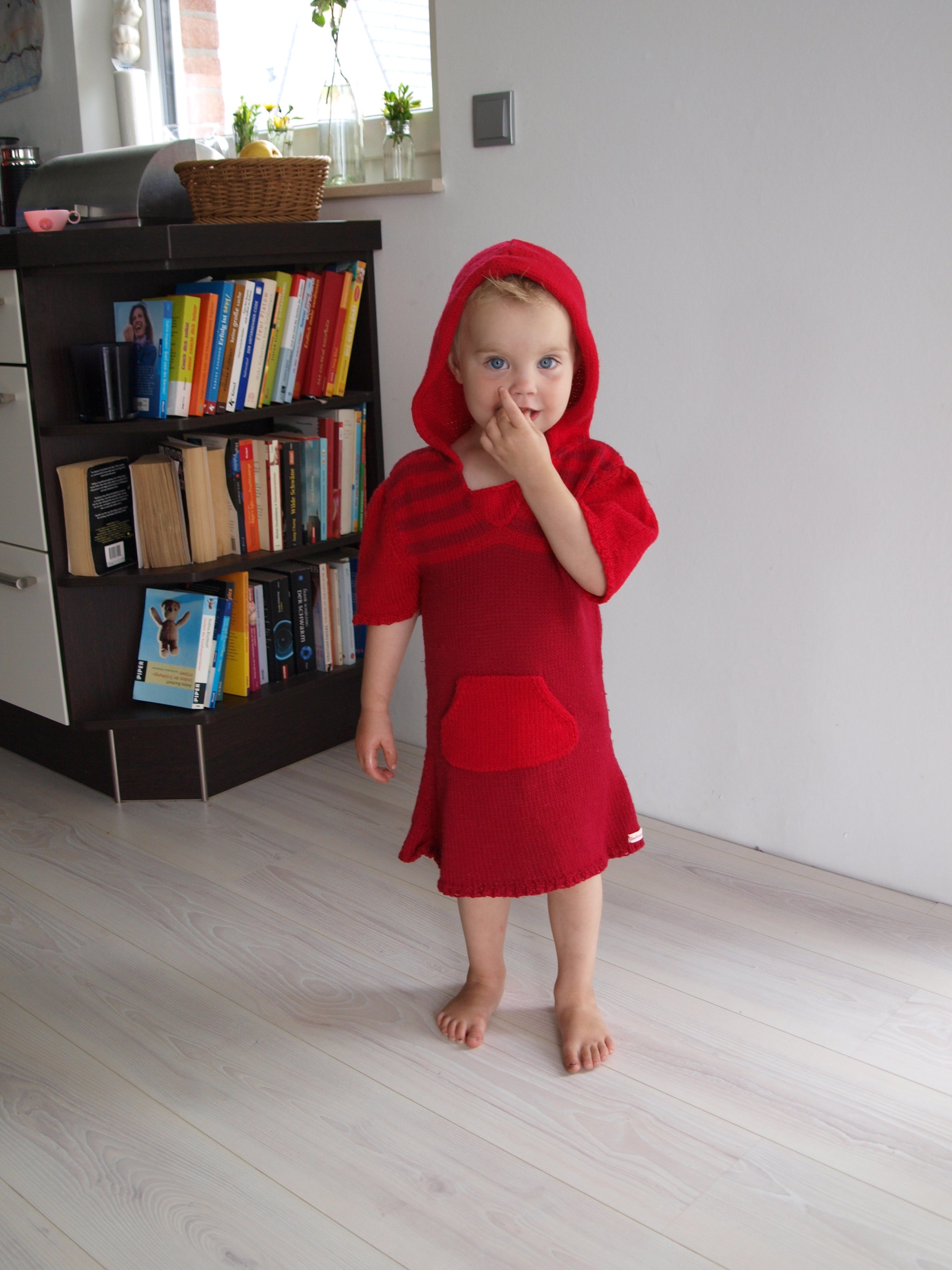 Strickanleitung für ein Mädchenkleid mit Kängeruhtasche - Beemohr