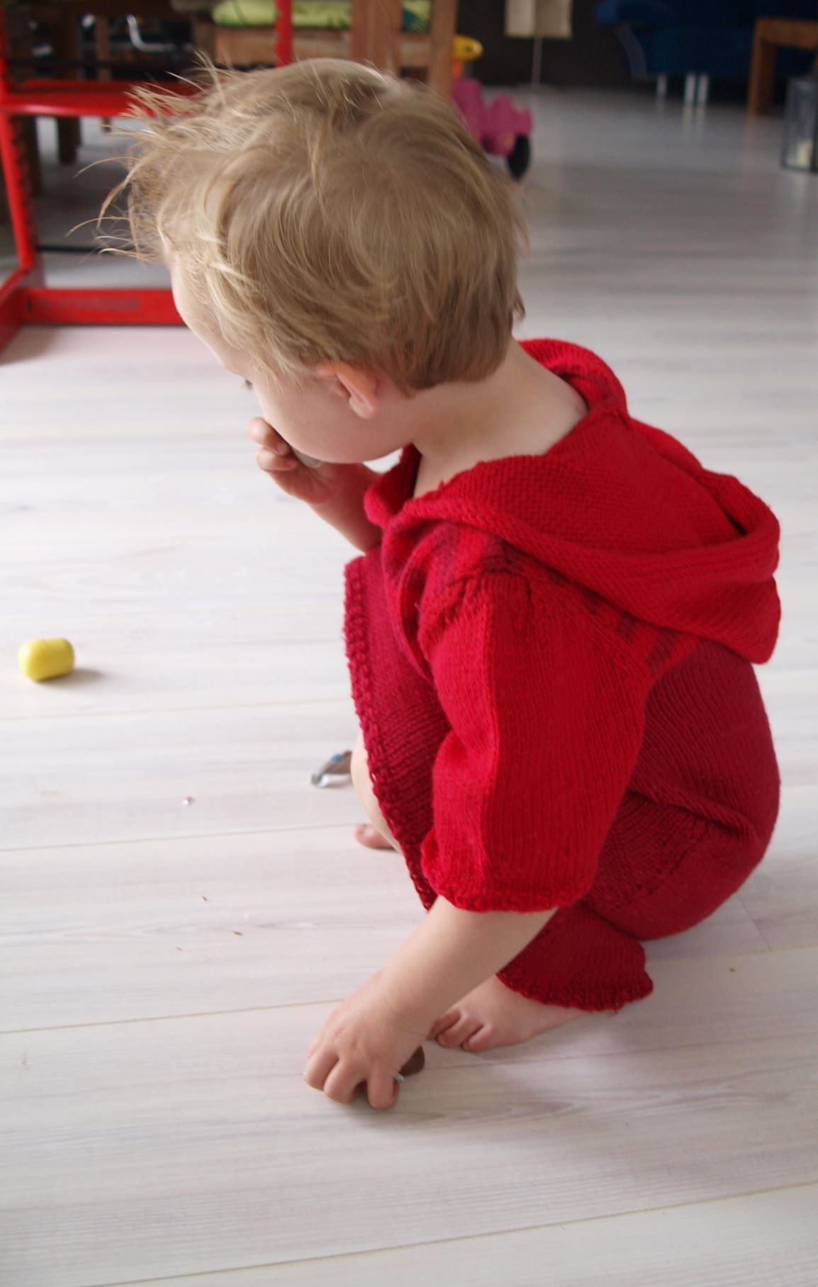 Strickanleitung für ein Mädchenkleid mit Kängeruhtasche - Beemohr