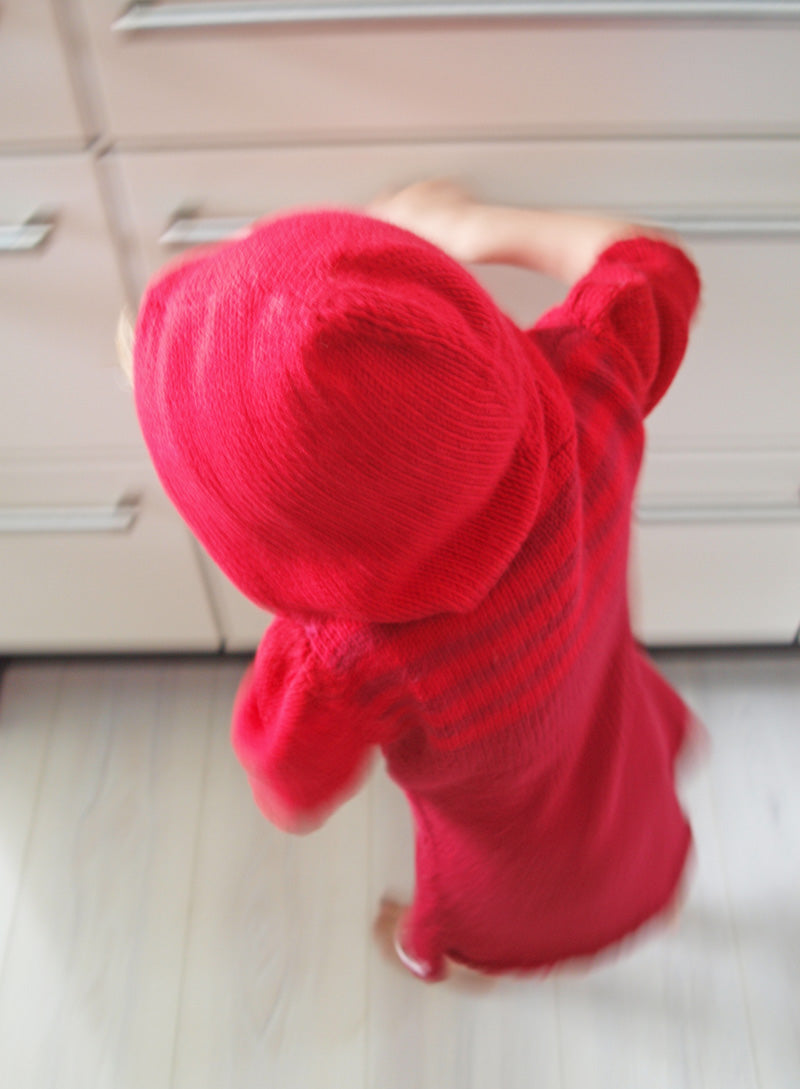 Strickanleitung für ein Mädchenkleid mit Kängeruhtasche - Beemohr