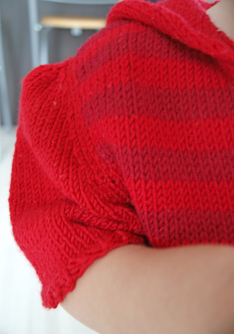 Strickanleitung für ein Mädchenkleid mit Kängeruhtasche - Beemohr