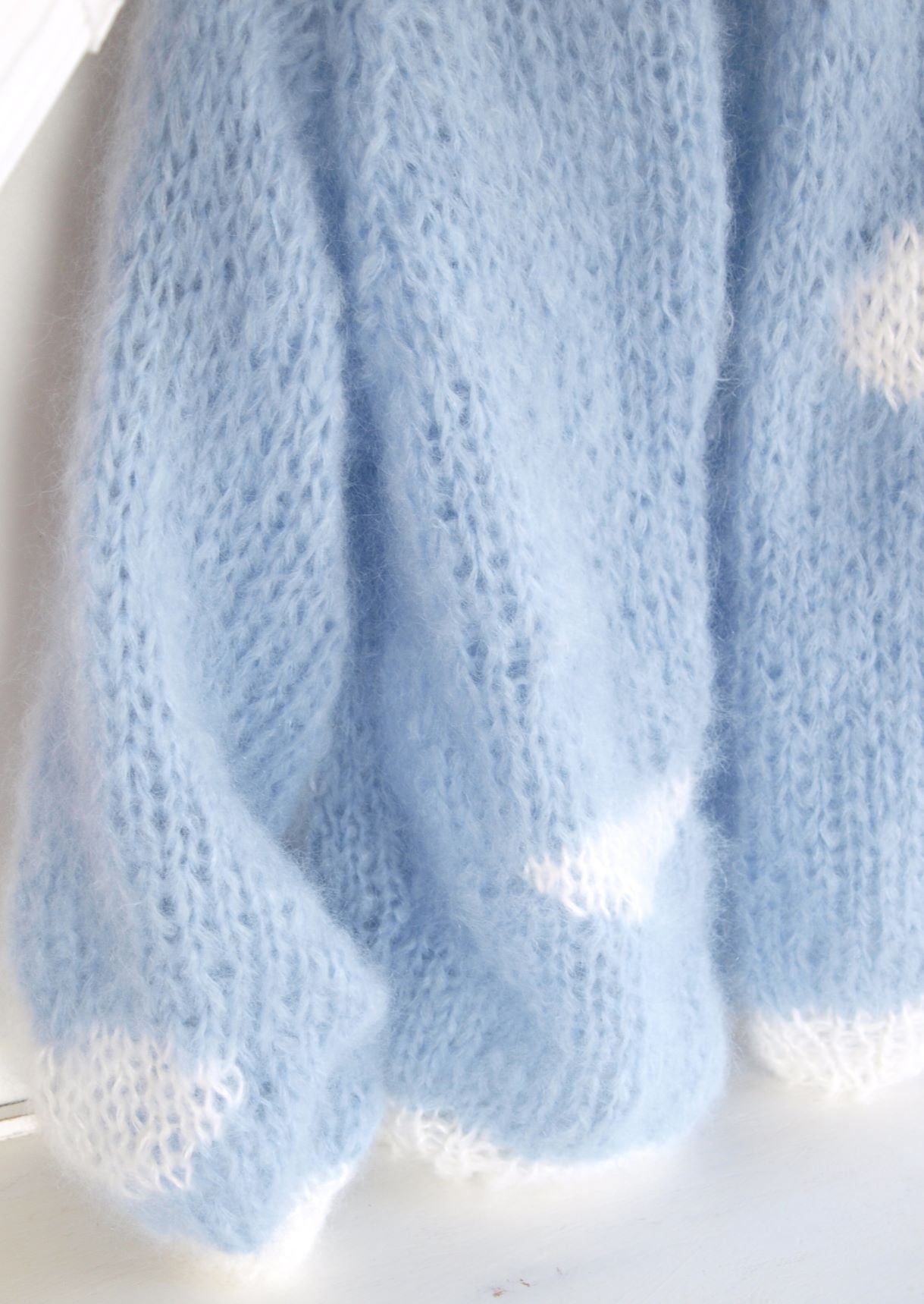 Strickjacke in hellblau & weiß Wolke - Beemohr