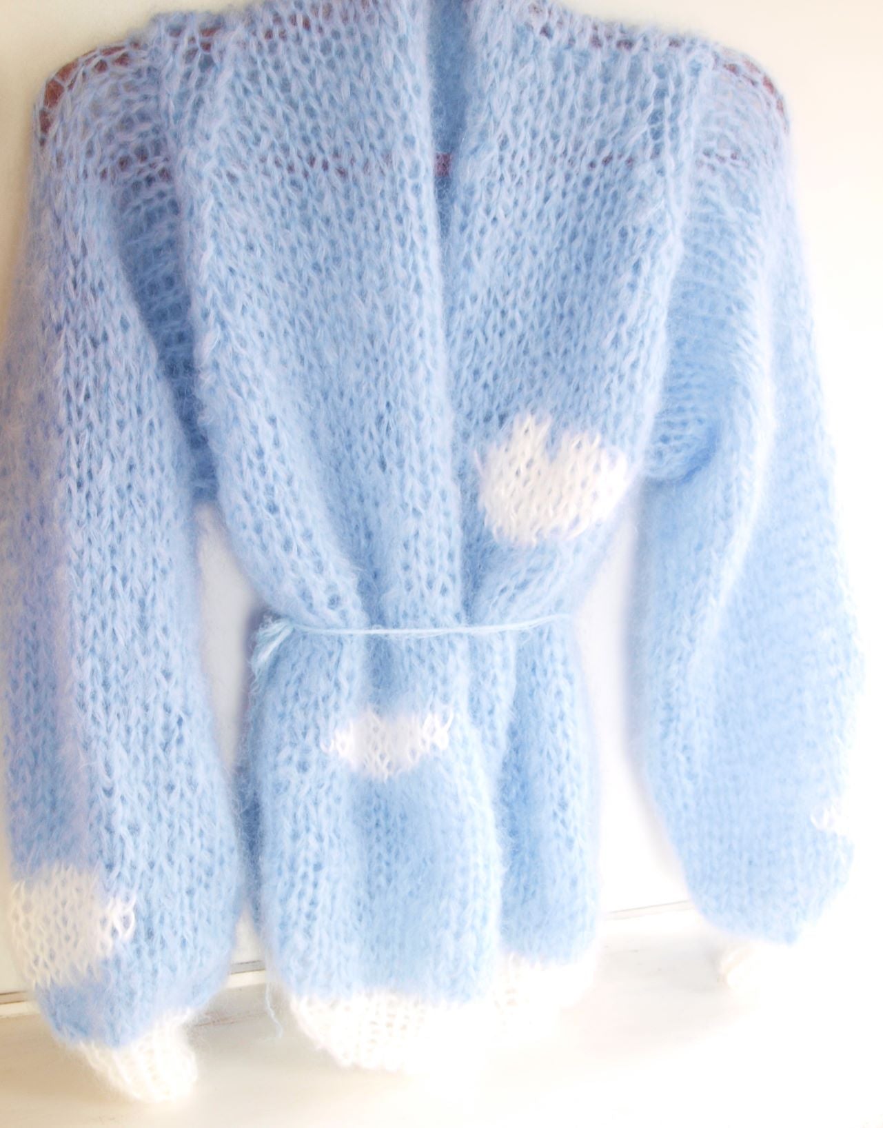 Strickjacke in hellblau & weiß Wolke - Beemohr