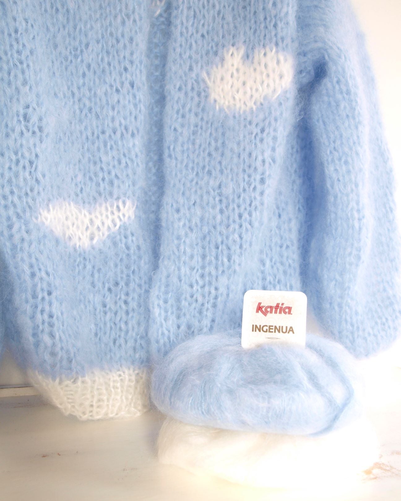 Strickjacke in hellblau & weiß Wolke - Beemohr