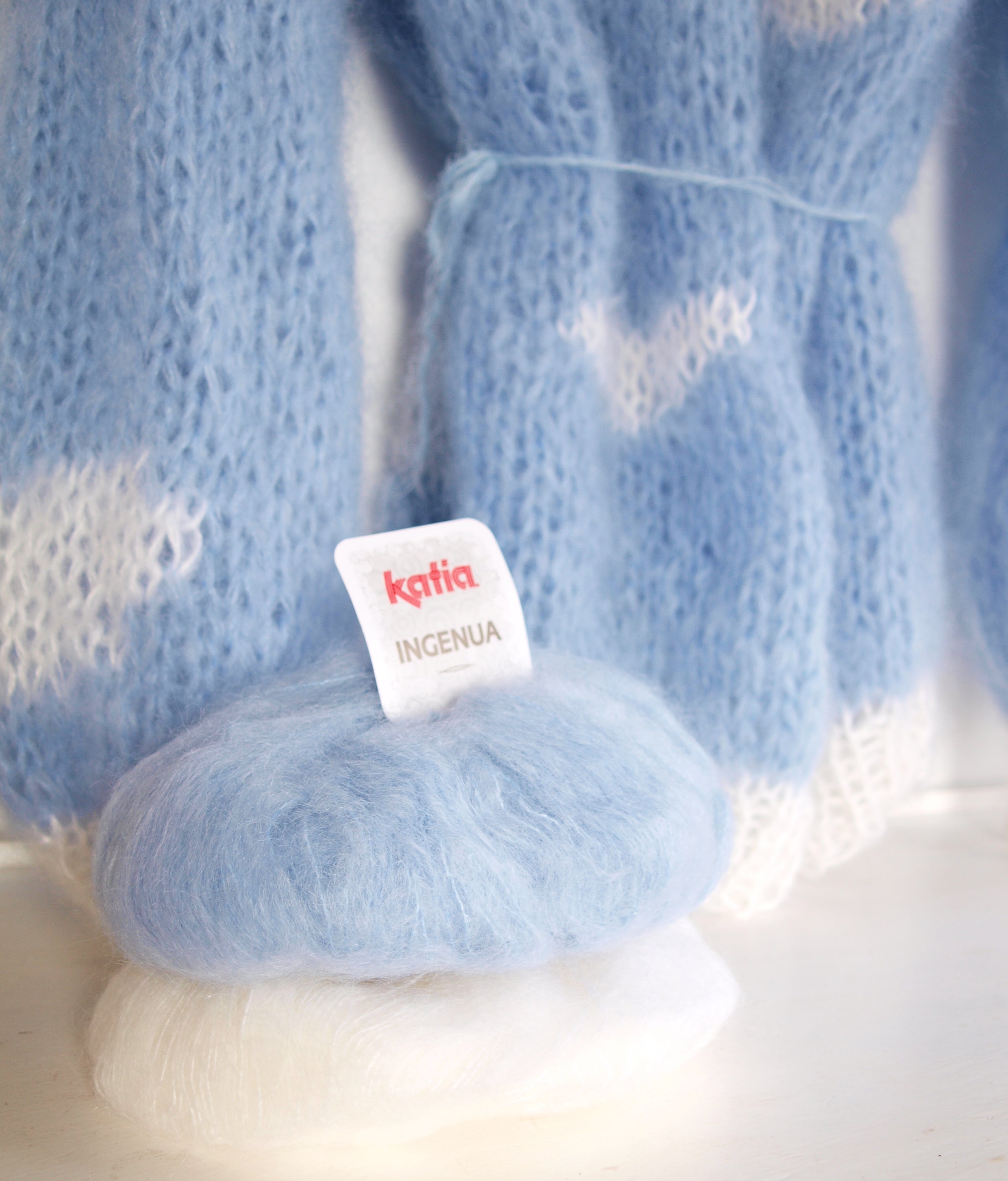 Strickjacke in hellblau & weiß Wolke - Beemohr