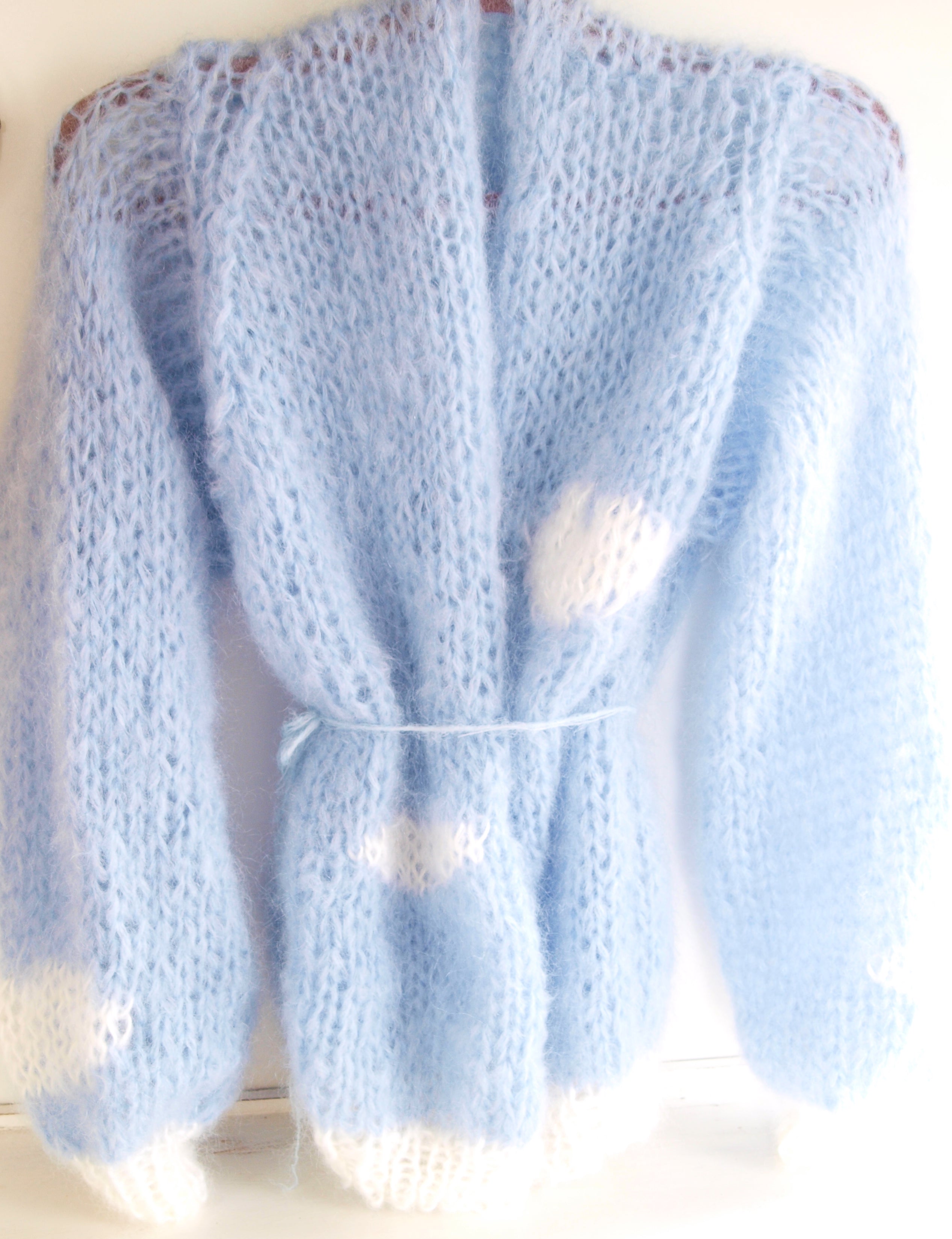 Strickjacke in hellblau & weiß Wolke - Beemohr