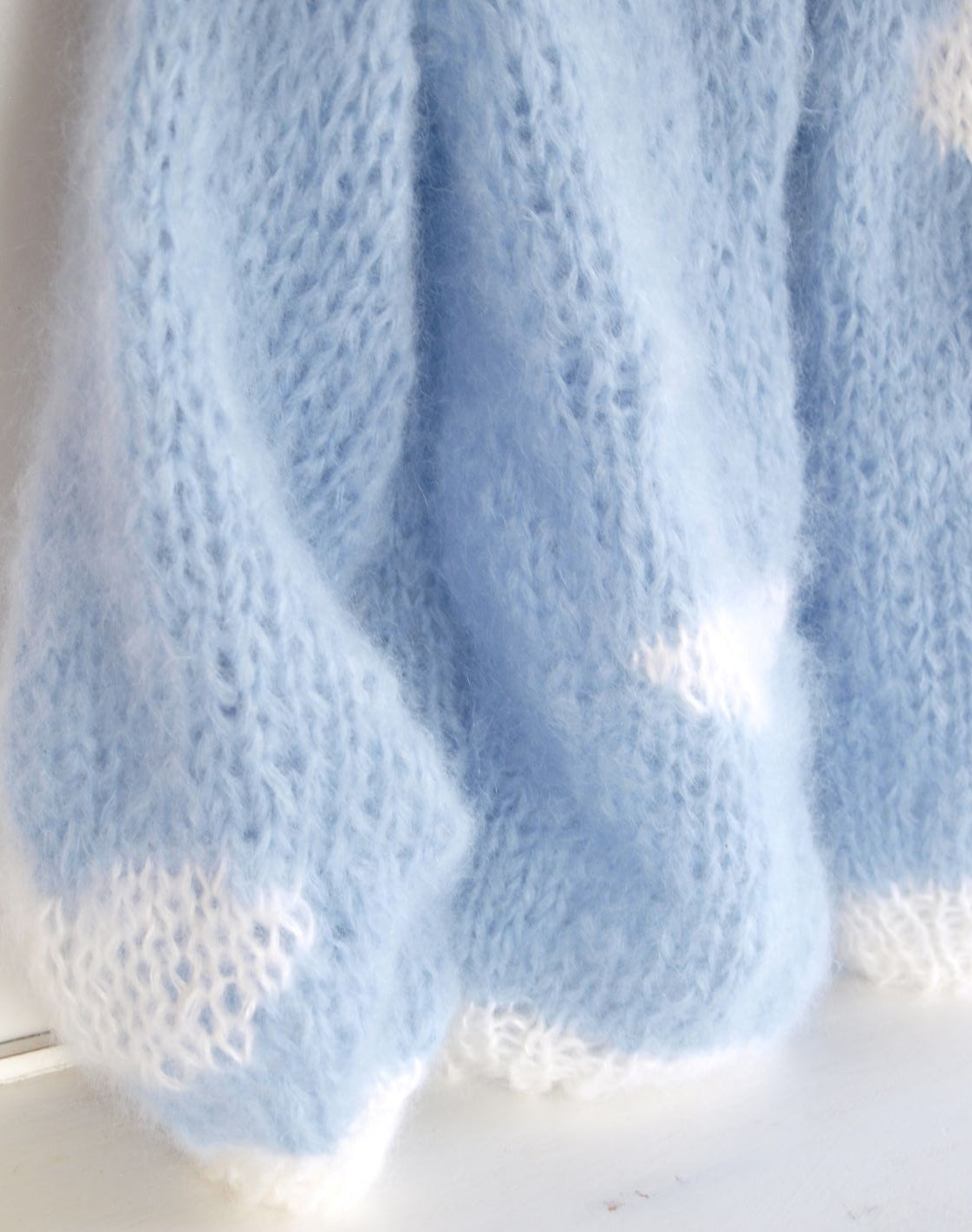 Strickjacke in hellblau & weiß Wolke - Beemohr
