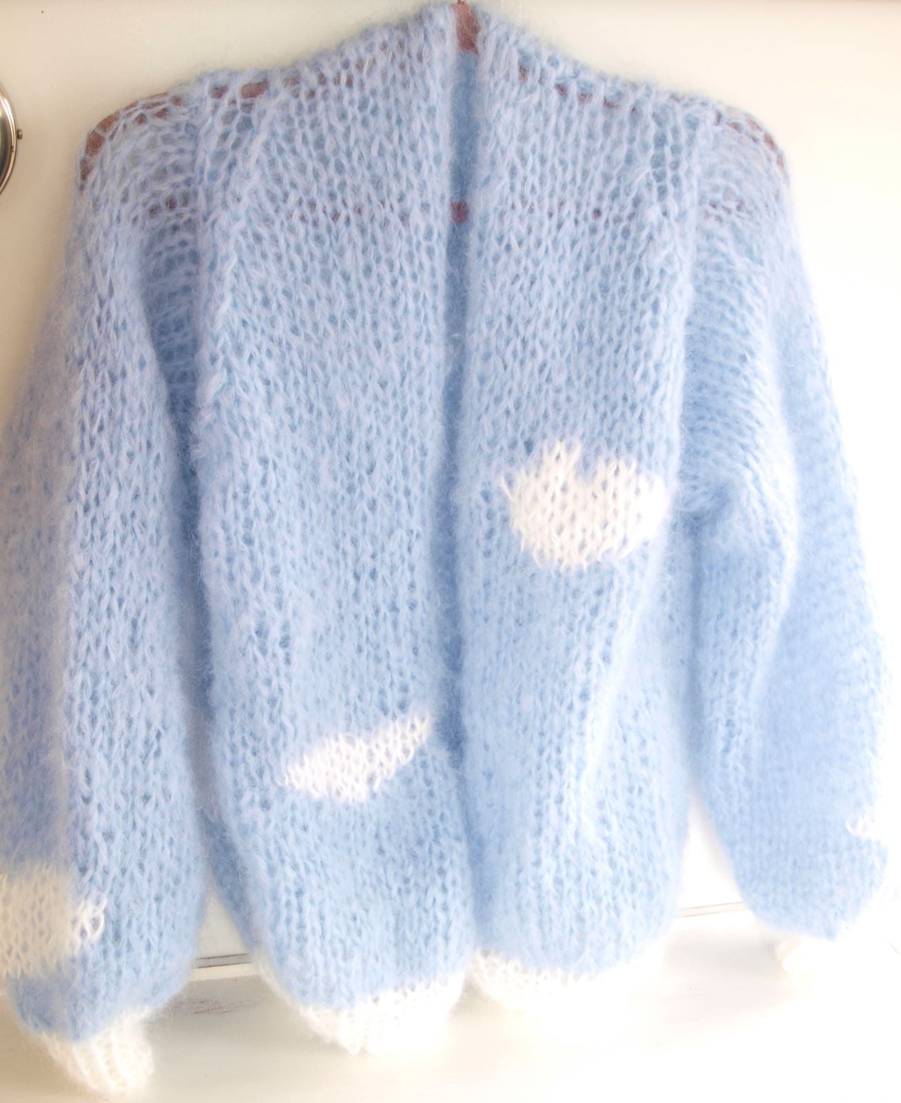 Strickjacke in hellblau & weiß Wolke - Beemohr