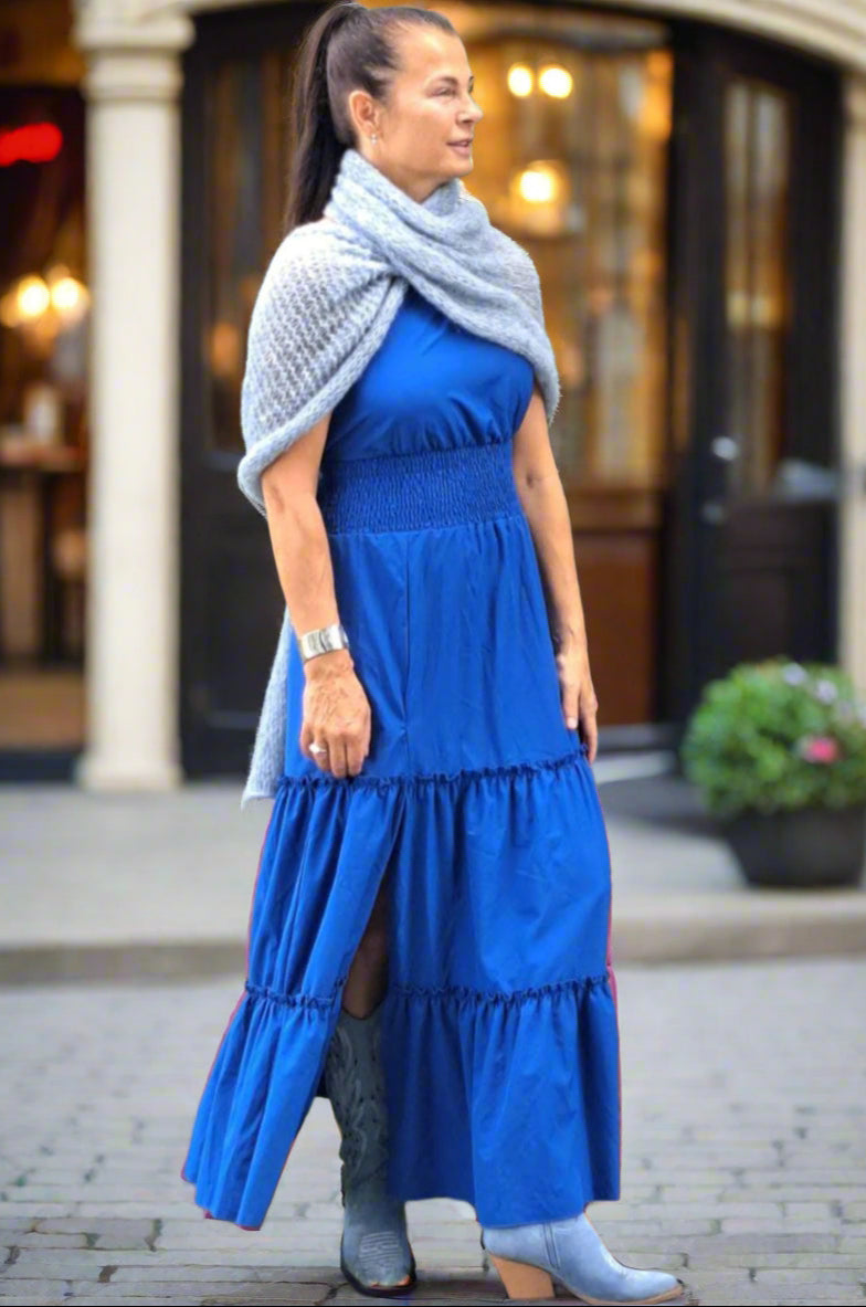 Frau mit blauem Kleid in der Stadt