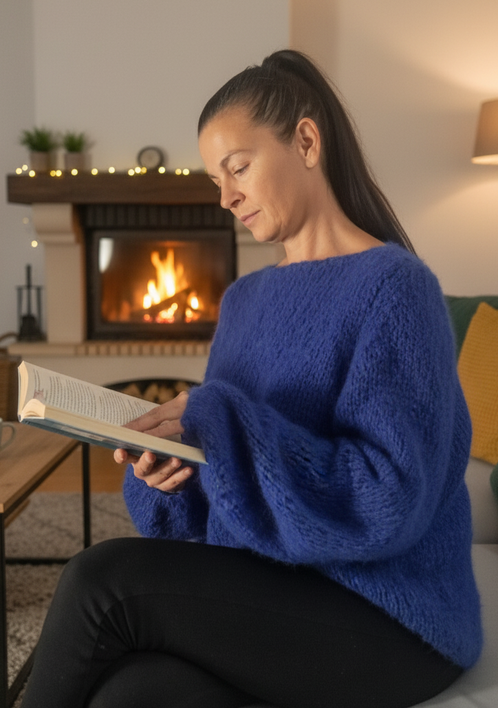 Frau Liest im Wohnzimmer mit Kamin