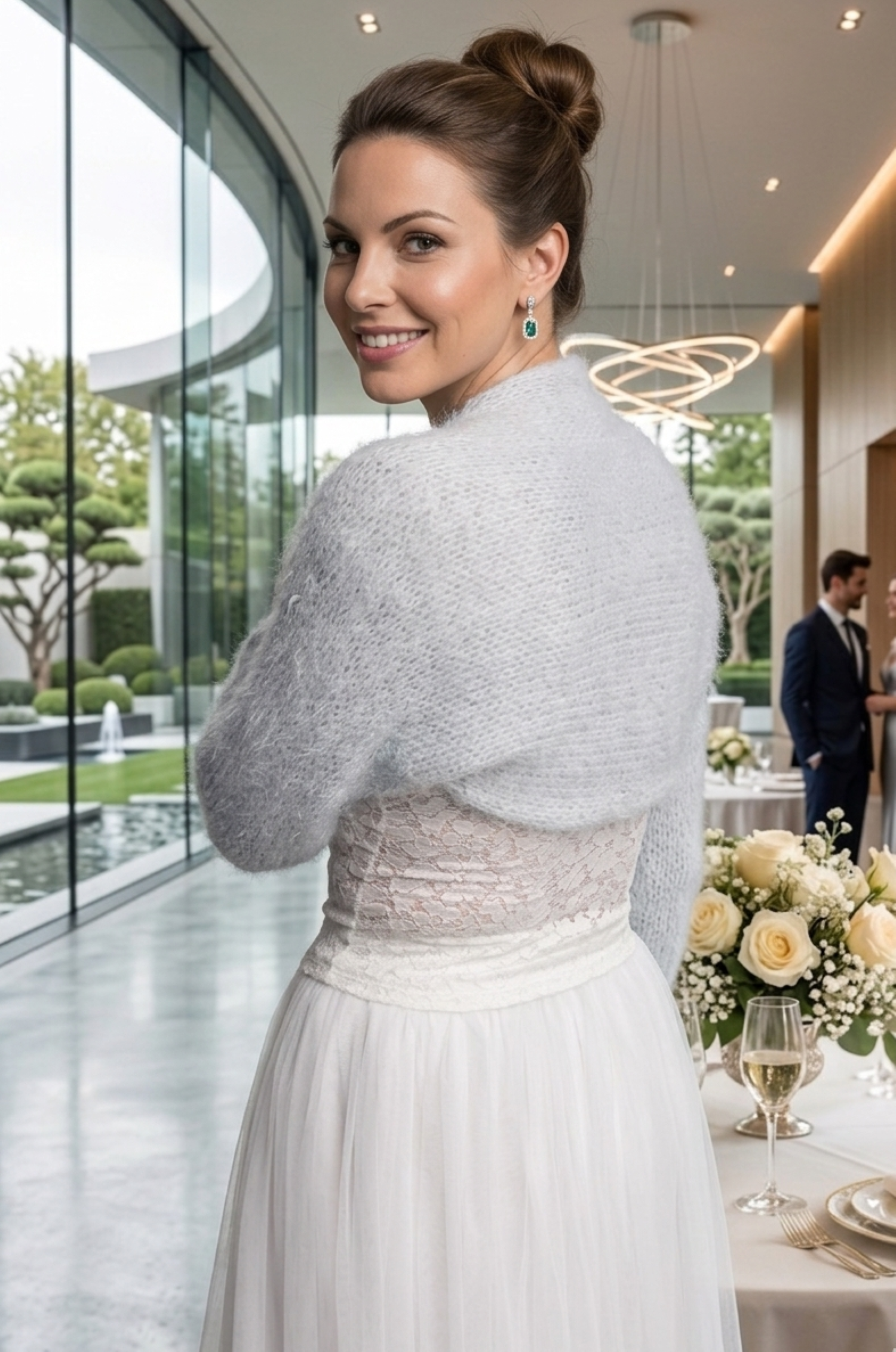 Braut mit weißem Rock und grauen Bolero