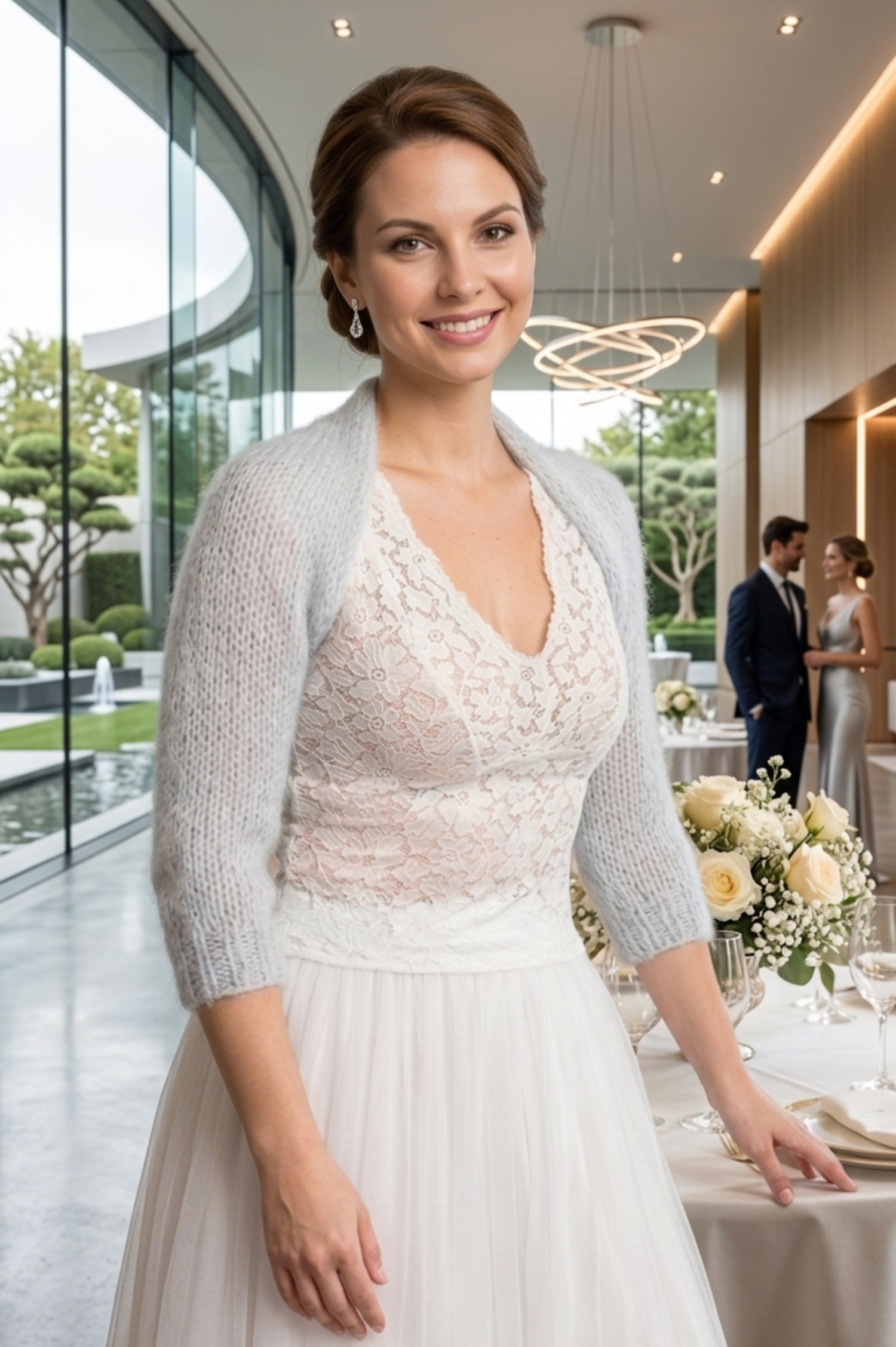 Braut lächelnd mit weißem Tüllrock und kuschel Bolero