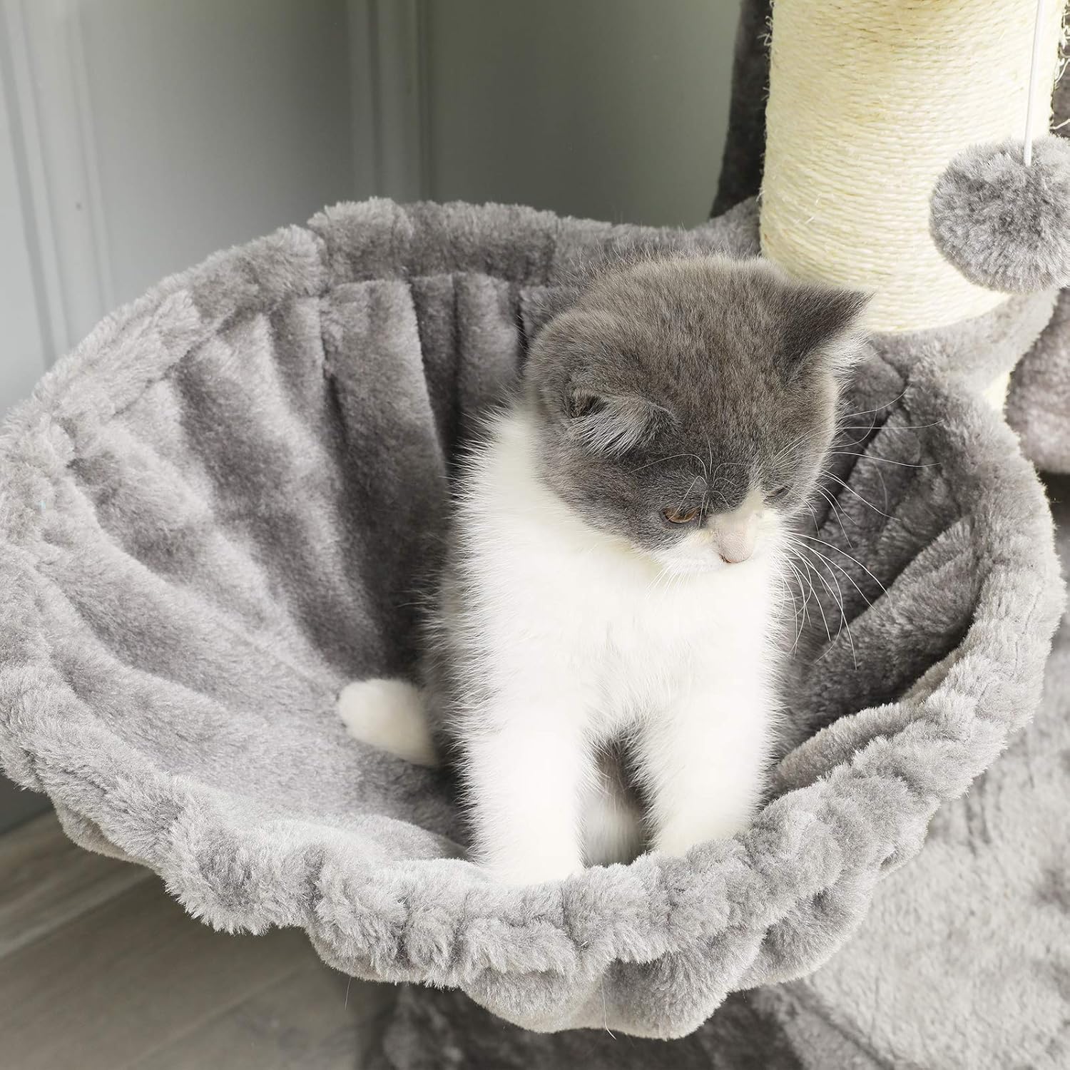 XXL Katzenbaum in grau für Kätzchen