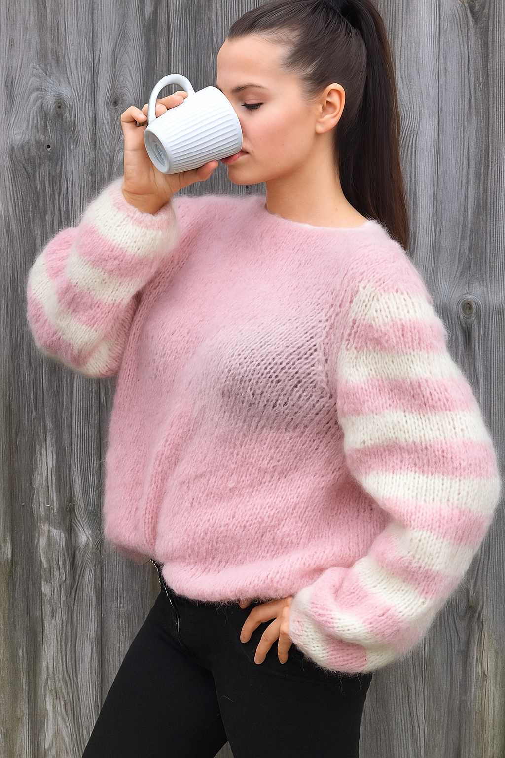 Reiki Strickpullover aus Mohair Frau trinkt Kaffee rosa