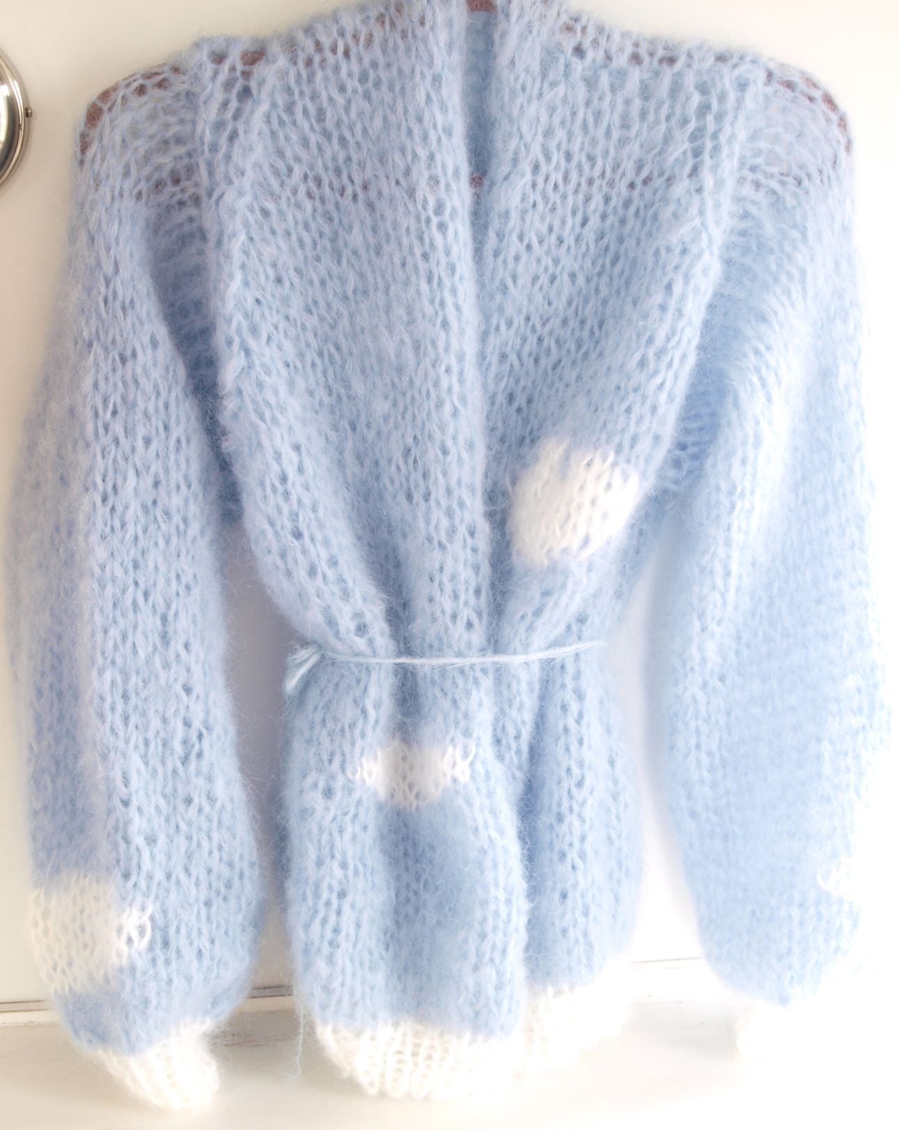 Strickanleitung für eine Jacke mit weißen Wolken