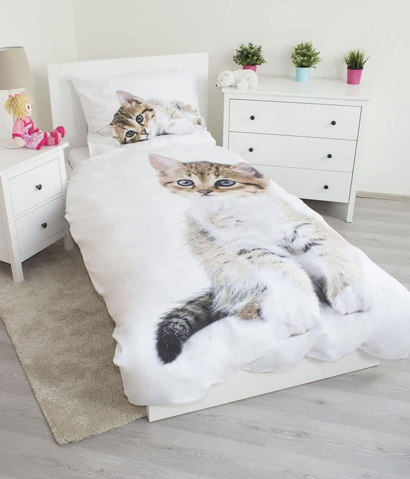 Süßes Kätzchen auf Bettbezug für Mädchen