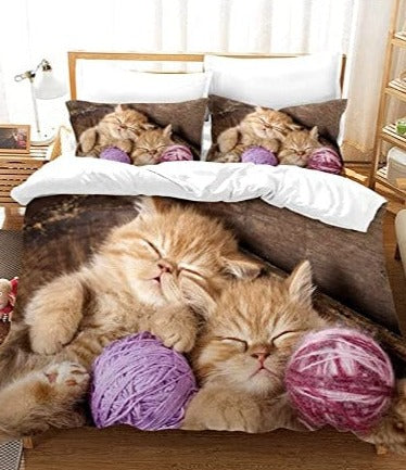 Bettbezug mit schlafenden Katzen