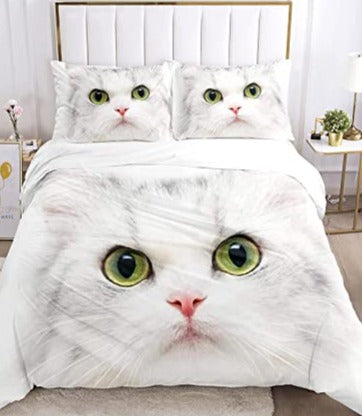 Weiße Katze mit grünen Augen auf Bettbezug