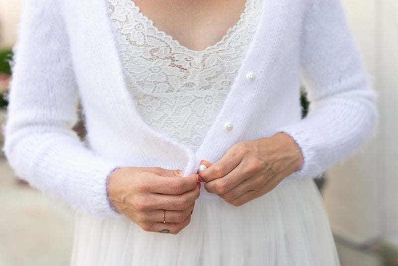 Strickjacke flauschig in rose blush, ivory, hellblau und beige gestrickt für Bräute JANE - Beemohr
