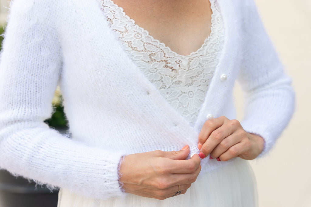 Strickjacke flauschig in rose blush, ivory, hellblau und beige gestrickt für Bräute JANE - Beemohr