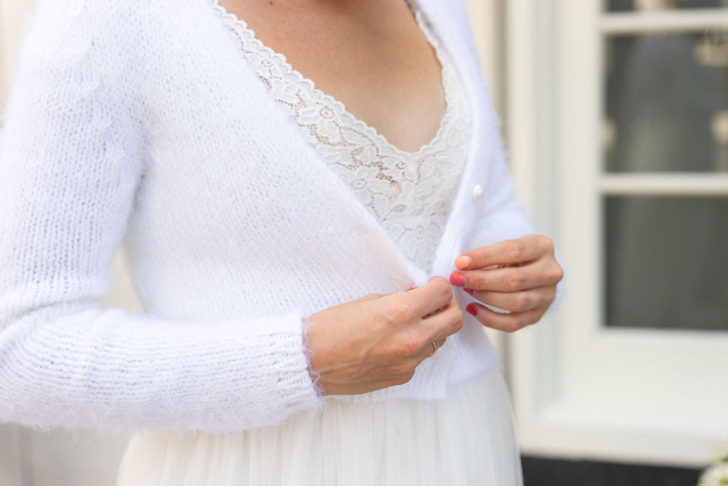 Strickjacke flauschig in rose blush, ivory, hellblau und beige gestrickt für Bräute JANE - Beemohr