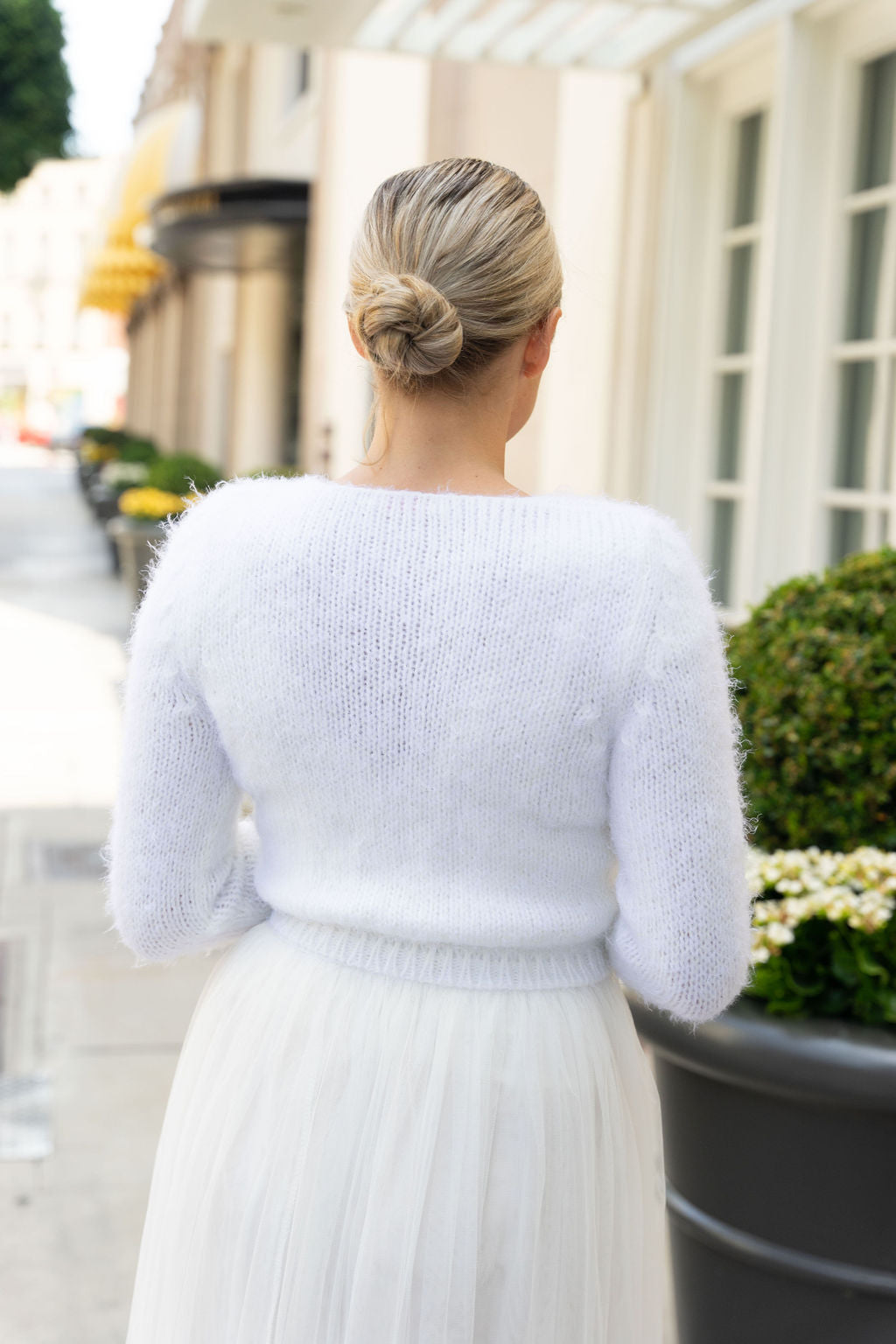 Strickjacke flauschig in rose blush, ivory, hellblau und beige gestrickt für Bräute JANE - Beemohr