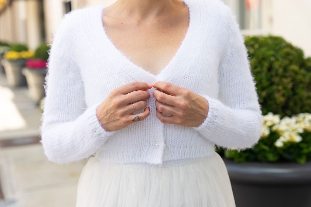 Strickjacke flauschig in rose blush, ivory, hellblau und beige gestrickt für Bräute JANE - Beemohr