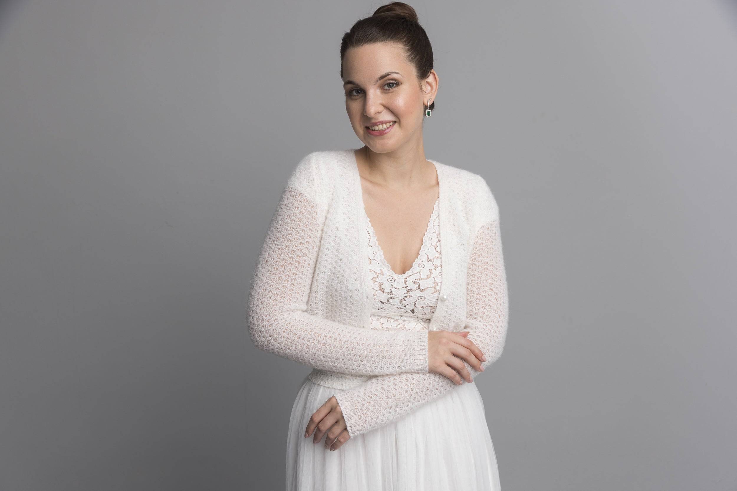 Bolero MIA im Lacemuster gestrickt mit Knöpfen aus edler weicher Wolle - Beemohr