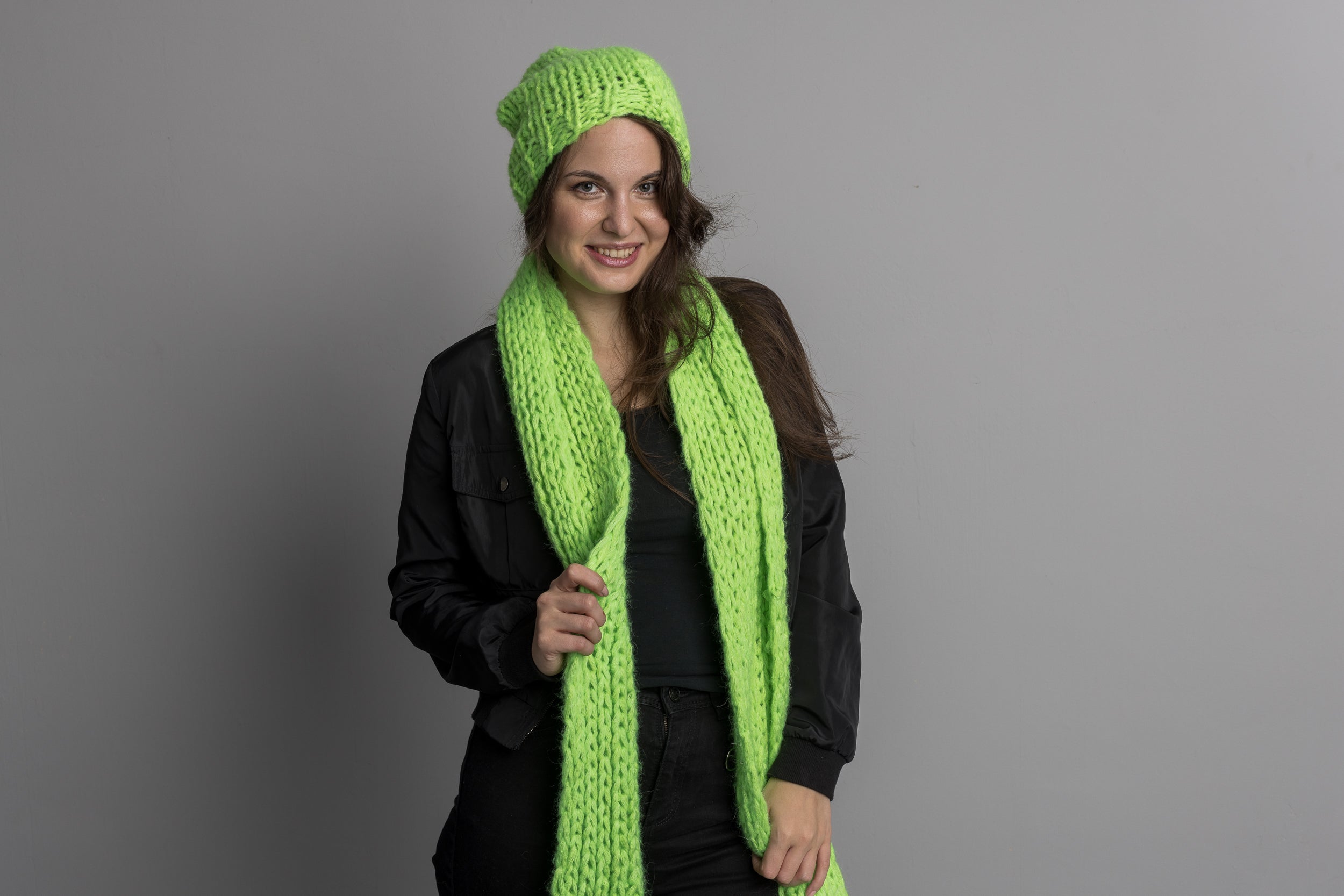 Dicke kuschelige Mütze für den Winter gestrickt in grau, neon grün und pink - Beemohr