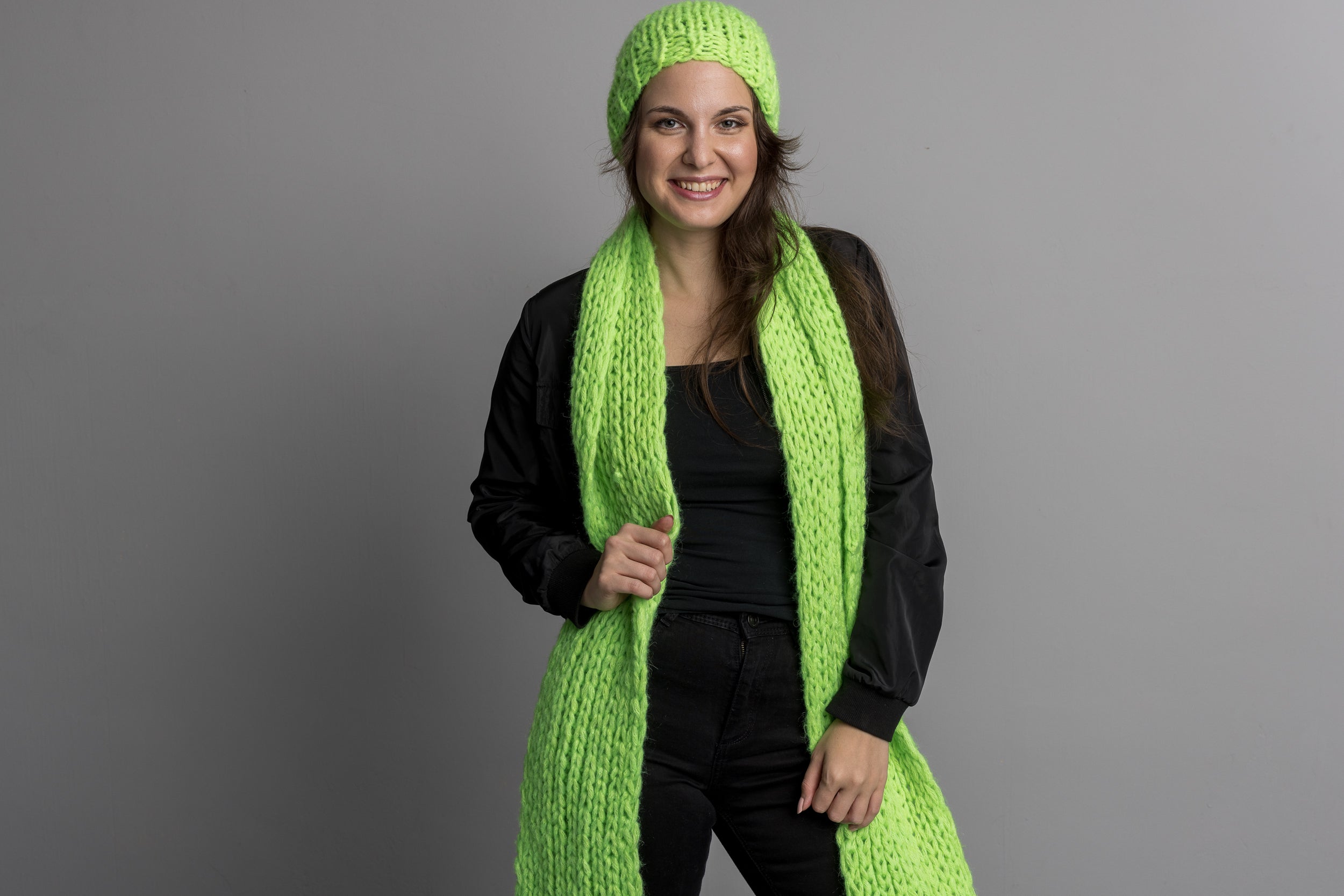 Dicke kuschelige Mütze für den Winter gestrickt in grau, neon grün und pink - Beemohr