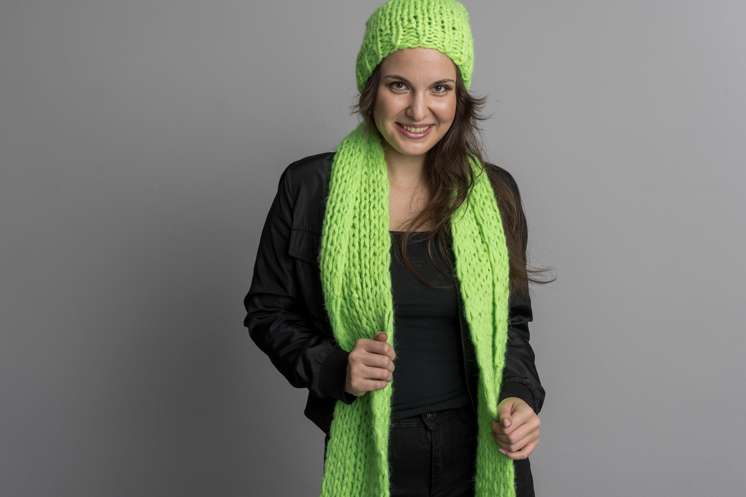 Dicke kuschelige Mütze für den Winter gestrickt in grau, neon grün und pink - Beemohr