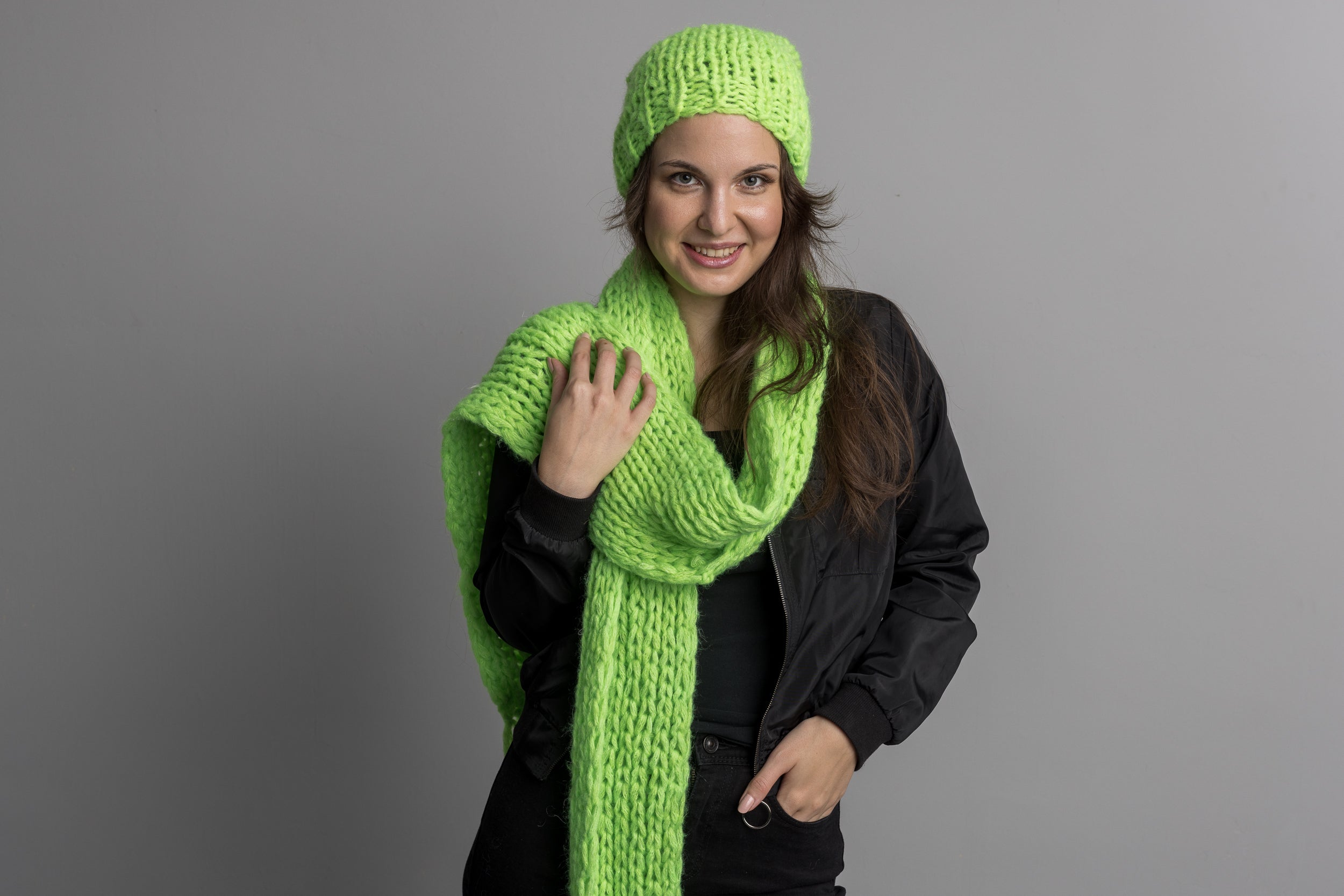 Dicke kuschelige Mütze für den Winter gestrickt in grau, neon grün und pink - Beemohr